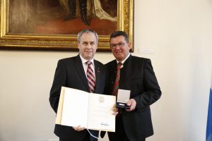 Herr Greipl bekommt die Staatsmedaille für besondere Verdienste in der Wirtschaft vom Wirtschaftsminister Pschierer überreicht. Herr Greipl bekommt die Staatsmedaille für besondere Verdienste in der Wirtschaft vom Wirtschaftsminister Pschierer überreicht.